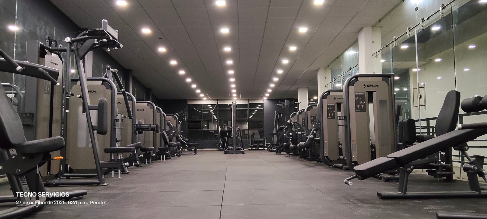 Linea de maquinas SHUA en gimnasio comercial en Perote, Veracruz