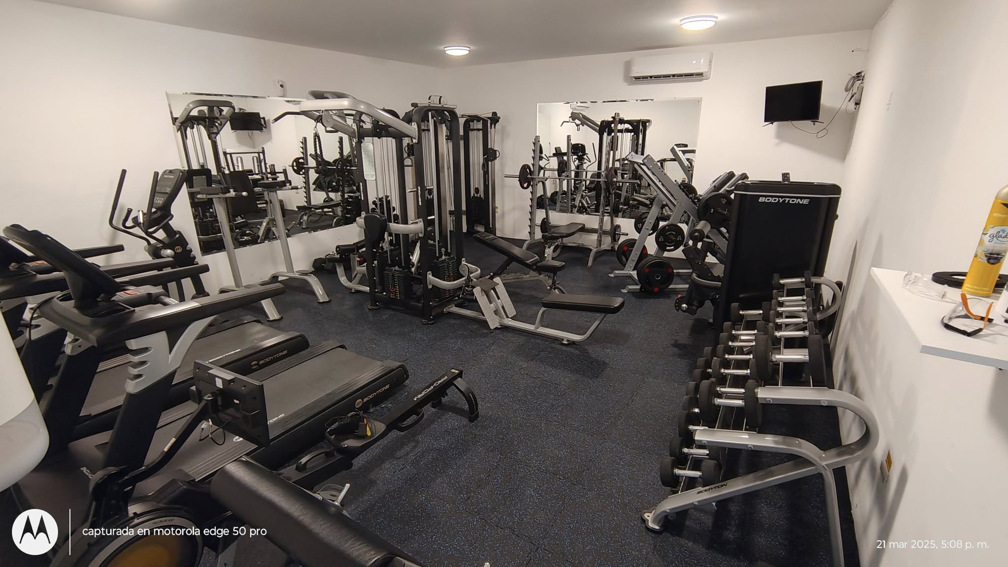 Sala de fuerza Bodytone con multimaquinas, banco y mancuernero completo